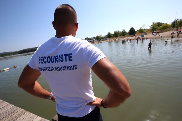 Un secouriste surveille un plan d'eau - Photo d'illustration 