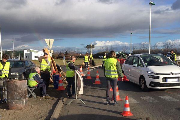 Dans le Puy-de-Dôme, certains ronds-points importants sont toujours occupés par des gilets jaunes, qui se relaient pour y assurer une présence continue, comme ici au Brezet, près de la barrière de péage de Gerzat.