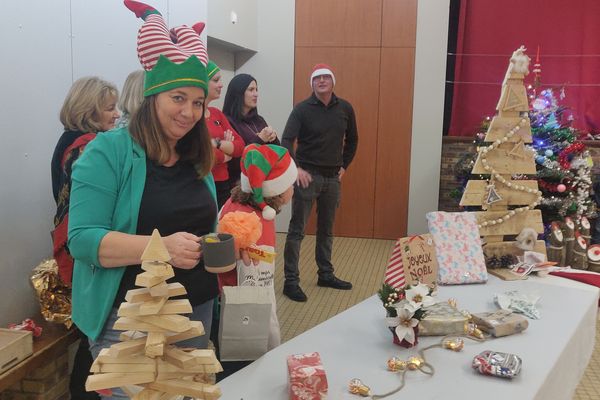 Le comité des fêtes du village de Bosquel a organisé un Secret Santa à grande échelle. Les familles ont reçu au hasard un cadeau venant de leurs voisins.