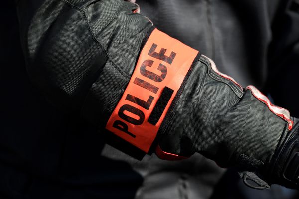 La police a procédé aux constatations sur place après la dégradation d'une vingtaine de véhicules du centre technique municipal de Chambéry. (Illustration)