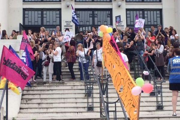 Le mécontentement du personnel chargé de la petite enfance de Toulouse continue de grandir. Ce vendredi matin, 80 d'entre eux ont manifesté à l'occasion d'une réunion sur la petite enfance qui se tenait salle Mermoz. Ils interpellent les élus sur la dégradation des conditions d'accueil dans les crèches de la ville.