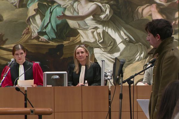 Le Ravaillac de 2022 face à ses juges au palais de justice d'Angoulême lors de la reconstitution du procès du régicide dimanche 11 décembre.