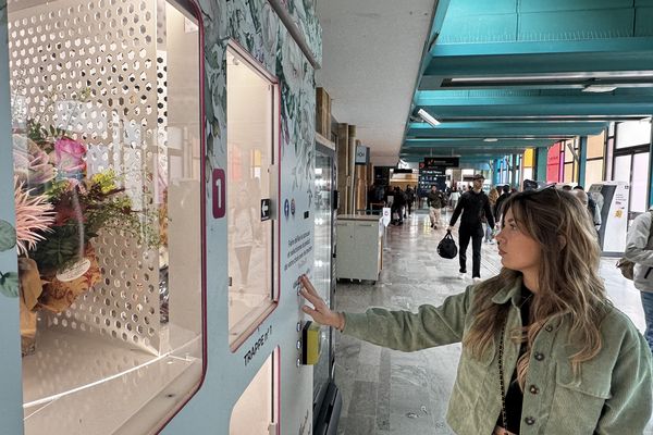 Mathilde Lessinger et son distributeur de fleurs installé à la gare de Nancy