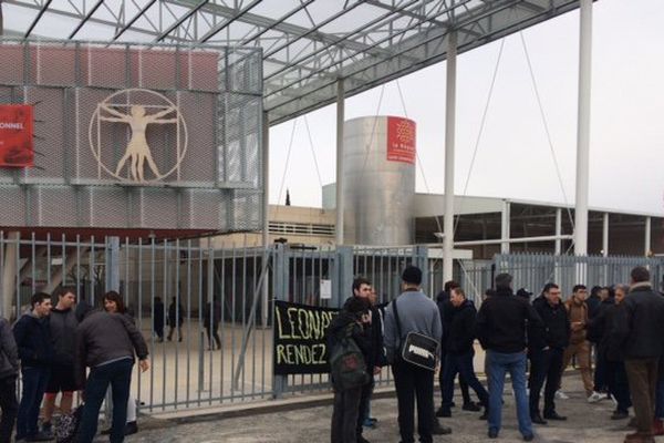 Devant le lycée Léonard De Vinci à Montpellier les professeurs empêchent les élèves d'aller en cours pour protester contre la diminution des heures d'enseignements - 27 février 2017 