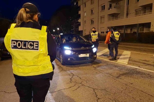 Contrôle de police au début du couvre-feu à Chambéry