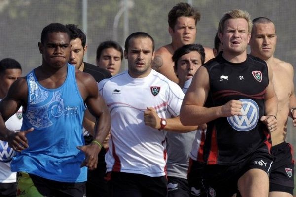 Le Sud-Africain Michael Claassens (à droite) à l'entrainement avec ses coéquipiers du RC Toulon, le 15 juillet 2013