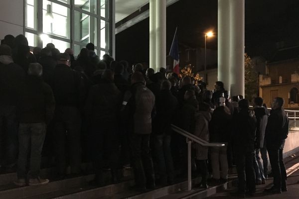 Clermont-Ferrand, le 8 novembre 2016 : rassemblement de policiers devant le commissariat.