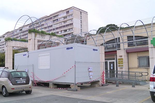 Nîmes - les médecins du cabinet médical de Pissevin viennent de recevoir trois préfabriqués pour agrandir leur espace d'accueil - mars 2024.