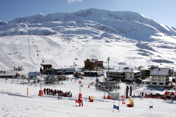 Le front de neige de la station de l'Alpe d'Huez en Isère