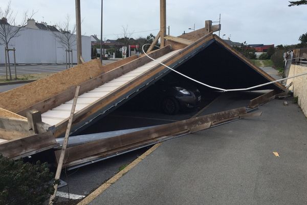 Toit d'un garage envolé à Lomener (Ploemeur) dans le Morbihan