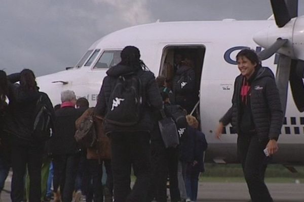 Les joueuses de Fleury Loiret Handball, à l'aéroport, ce samedi matin. Elles embarquent pour le Danemark. 