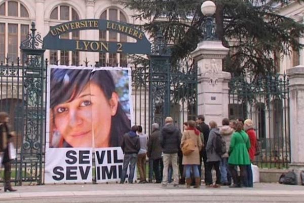 Le portrait de la jeune étudiante franco-turque Sevil Sevimli à l'entrée de l'Université Lyon-2