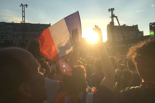 Moment de ferveur pendant le match opposant la France à la Belgique, esplanade Charles de Gaulle à Rennes