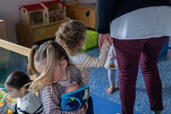 Une assistante de Cricquetot-l'Esneval a été suspendue, le 9 septembre 2024, pour soupçons de maltraitance sur enfants. Une enquête est en cours.