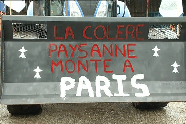 Les tracteurs affichent les slogans de la manifestation