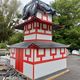 Ancien ornement municipal éphémère, cette fausse pagode est à vendre aux enchères.