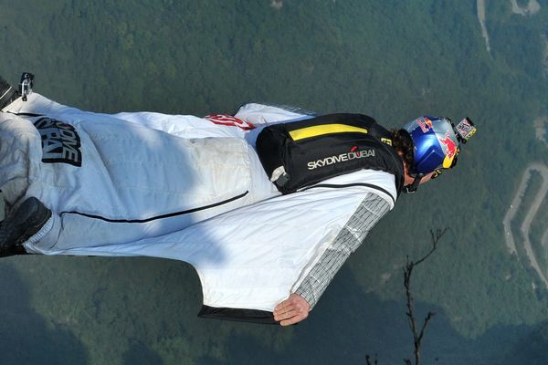 Le wingsuit est un sport extrême consistant à s'élancer à haute altitude équipé d'une combinaison en forme de chauve-souris