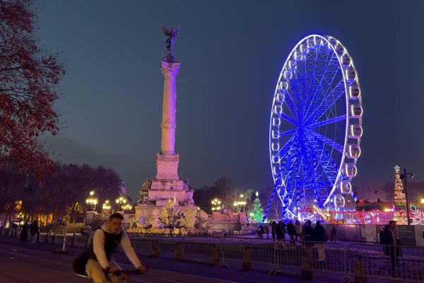 Les festivités de Noël sont lancées comme ici à Bordeaux, place des Quinconces, qui accueille pour la première fois le marché de Noël.