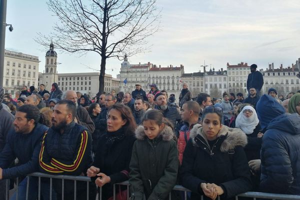 400 personnes rassemblées place Bellecour à Lyon l'appel du conseil régional des Mosquées