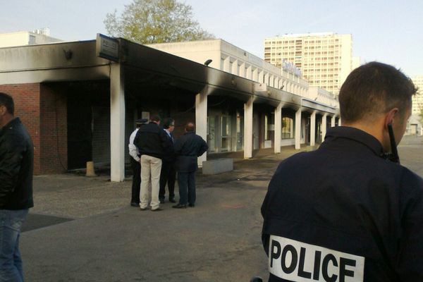 L'incendie a endommagé la façade du commissariat des Couronneries la nuit dernière.