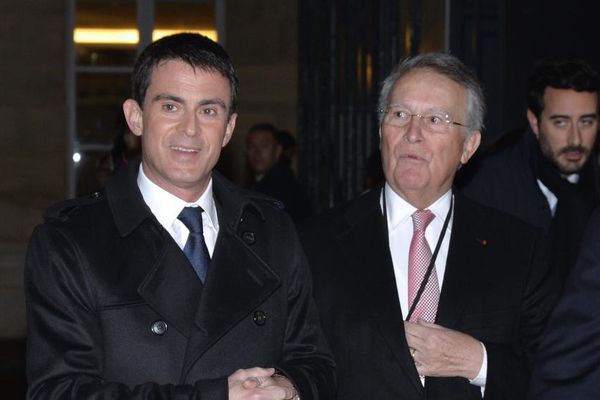 Le Premier ministre, Manuel Valls, aux côtés de l'ancien garde des Sceaux Henri Nallet, lors d'une conférence de la Fondation Jean-Jaurès à Paris, le 10 décembre 2014. (MIGUEL MEDINA / AFP)