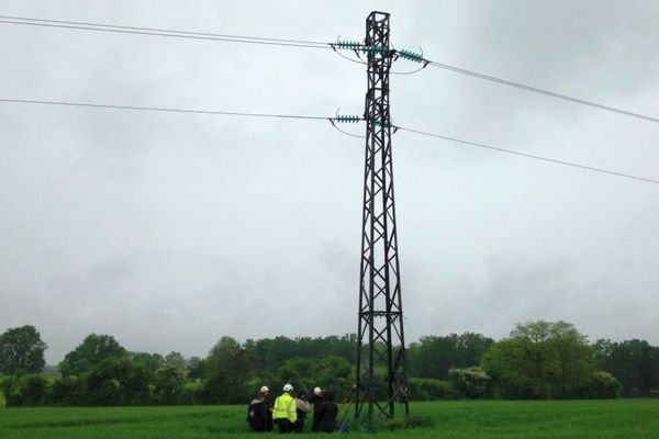 RTE (Réseau de transport d'électricité) installe sur des pylônes électriques des dispositifs anti-nidification, qui ressemblent à des anémomètres. 