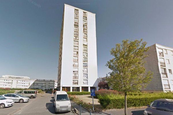 Un incendie a détruit la cabine d'ascenseur de cette tour de 15 étages 2 square des Rochelets à Nantes, 28 personnes ont été intoxiquées par les fumées