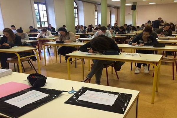 Mende - l'épreuve de philo pour les candidats au bac - juin 2015.