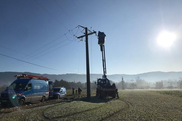 Des agents Enedis en cours d'intervention suite à la tempête de novembre 2019