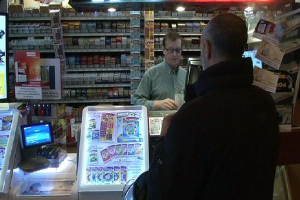 Dans un bureau de tabac du 14ème arrondissement.