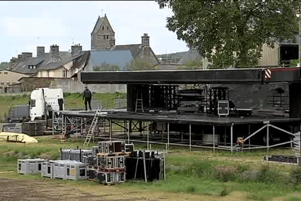 La scène se monte dans ce petit village de 500 habitants pour accueillir le festival, avec l'aide des voisins, bénévoles. 