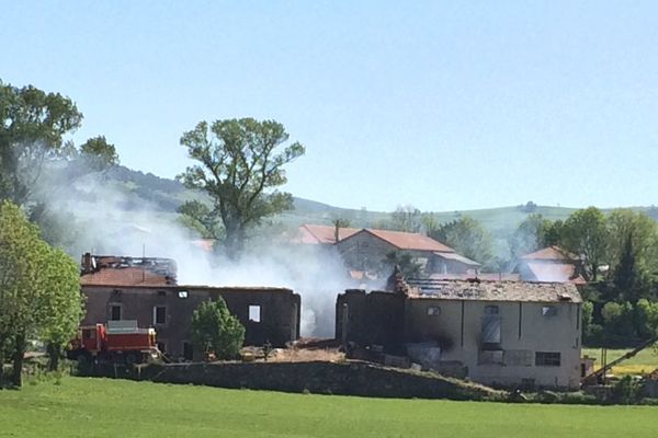 L'incendie serait parti d'un court-circuit dans l'atelier de la grange. 