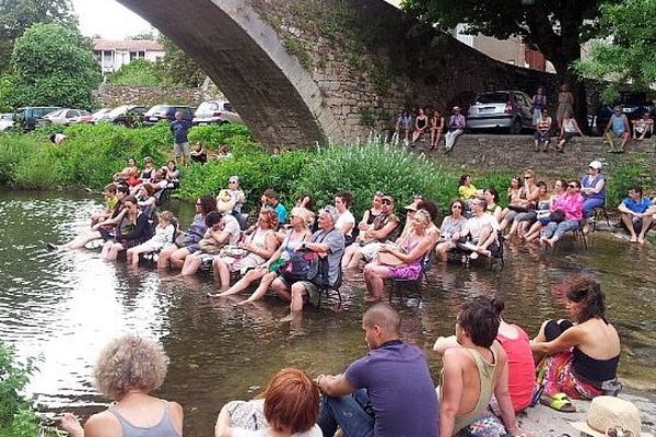 Lodève (Hérault) - le festival des Voix de la Méditerranée, lecture les pieds dans l'eau - 17 juillet 2013.