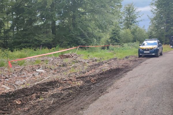 La voiture de course est sortie de sa route.