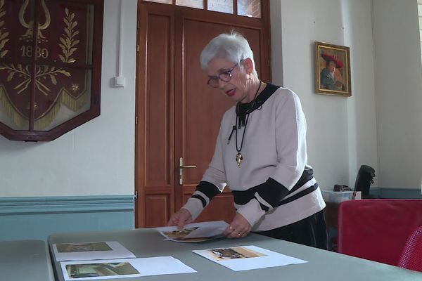 La maire de Sainte-Livrade avec les photos du renard mort qu'elle a retrouvé dans un carton de son garage