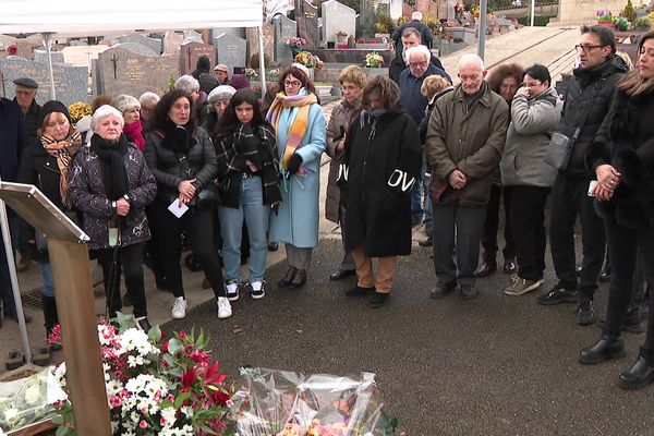 Un poirier de Chine et une plaque commémorative pour ne pas oublier les morts de la Covid au cimetière communal Saint-Genis-Laval dans le Rhône.