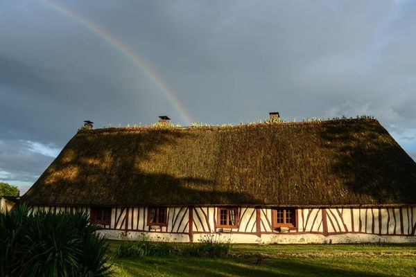 Ombre et lumière sur une longère normande à Vatteville-la-Rue, en Seine-Maritime.