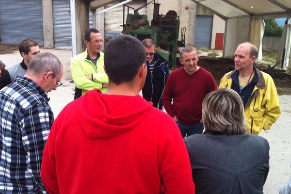 Les salariés de SPPS et leurs représentants ce matin devant la scierie à l'arrêt