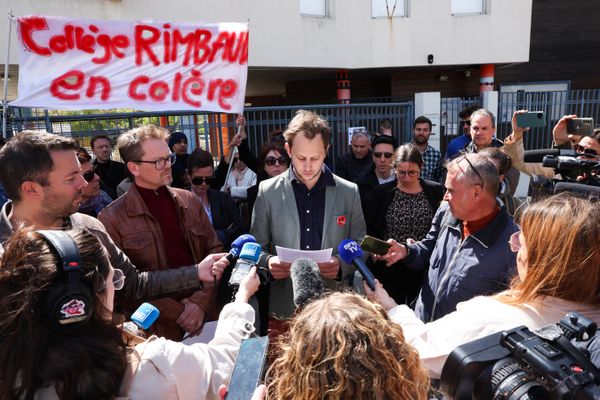 Des professeurs du collège Rimbaud avaient exprimé leur colère devant l'établissement de Montpellier le 22 avril 2024.