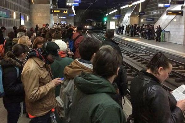 Archives : des clients de la TCAR attendant le passage d'un métro à la station Gare-Rue Verte un jour de grève