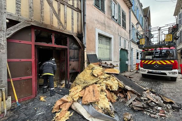 Les pompiers déblaient des débris dans l'habitation qui a pris eu.