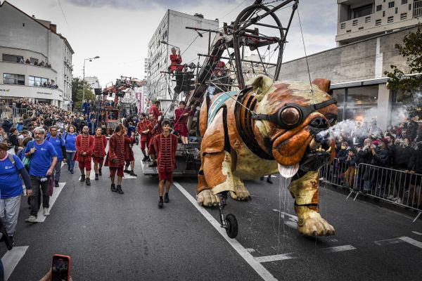 Le Bull Machin des Royal de Luxe dans les rues de Villeurbanne, le 25 septembre 2022
