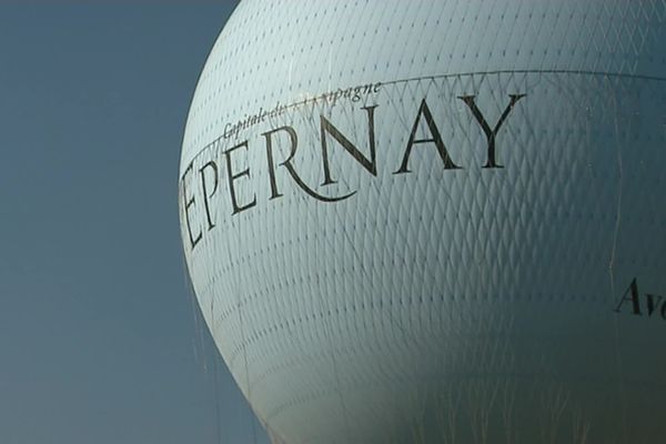 Après six ans dans le ciel d'Épernay (Marne), le ballon captif va arrêter de voler. (archives)