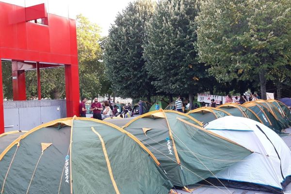 Le campement installé par les migrants dans le parc datait de moins d’une semaine. 