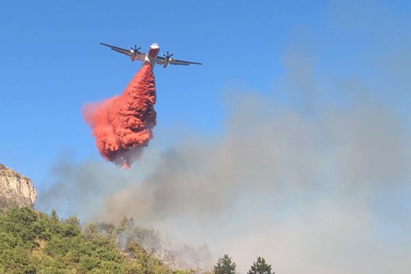 Un Dash bombardier d'eau a été déployé sur l'incendie qui touche la commune de Digne-les-Bains