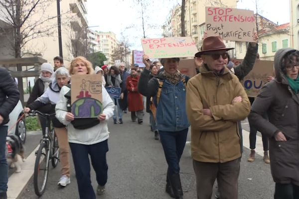 Marche contre l'extension du terminal 2 de l'aéroport Nice Côte d'Azur, à Nice, le 8 février 2025.