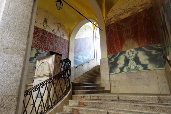 Avec sa voûte dorée et ses faux marbres, la fameuse "Porte Fausse" représente une œuvre majeure et originale de la vieille ville. Témoin clé de l'histoire de Nice dans les Alpes-Maritimes.