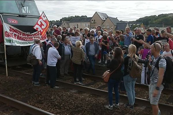 Arrêt du train Paris-Cahors en gare d'Argenton-sur-Creuse (Indre) par les habitants de la ville qui n'en peuvent plus de voir passer les trains.