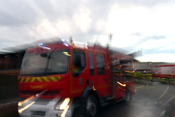 Mercredi, peu avant 12 heures, un incendie s’est déclaré dans un immeuble de 3 étages, à Arpajon-sur-Cère, près d’Aurillac, dans le Cantal. Avant l’arrivée des secours, un homme de 32 ans s’est jetée par la fenêtre alors qu’il se trouvait au 2ème étage. Brûlé et polytraumatisé, il a été transporté en urgence absolue vers l’hôpital d’Aurillac.