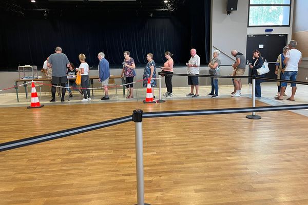 Dimanche 30 juin, la participation avait été forte en Auvergne, pour le premier tour des élections législatives, comme dans ce bureau d'Ennezat, dans le Puy-de-Dôme.